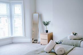 Spacious Home Ideal for Professionals Sleeps 8