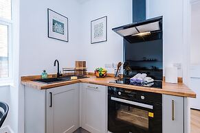 Spacious Home Ideal for Professionals Sleeps 8