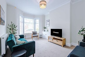 Spacious Home Ideal for Professionals Sleeps 8