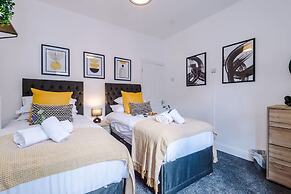 NEW Spacious Home Ideal for Groups Free Parking