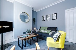 NEW Spacious Home Ideal for Groups Free Parking