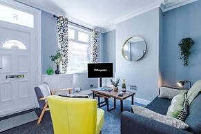 NEW Spacious Home Ideal for Groups Free Parking