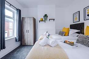 NEW Spacious Home Ideal for Groups Free Parking