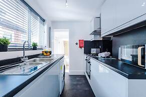NEW Spacious Home Ideal for Groups Free Parking