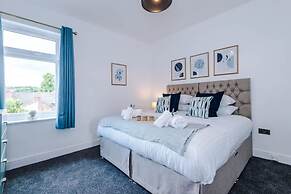 NEW Spacious Home Ideal for Groups Free Parking