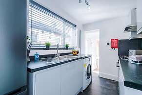 NEW Spacious Home Ideal for Groups Free Parking