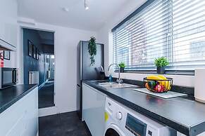 NEW Spacious Home Ideal for Groups Free Parking