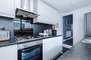 NEW Spacious Home Ideal for Groups Free Parking
