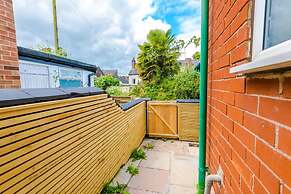 NEW Spacious Home Ideal for Groups Free Parking