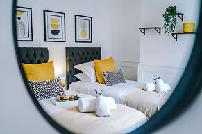 NEW Spacious Home Ideal for Groups Free Parking
