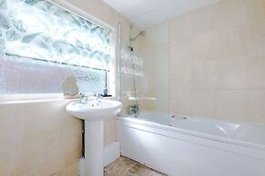 NEW Spacious Home Ideal for Groups Free Parking