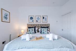 NEW Spacious Home Ideal for Groups Free Parking