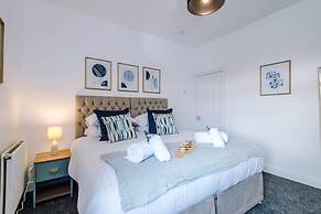 NEW Spacious Home Ideal for Groups Free Parking
