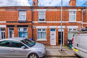 NEW Spacious Home Ideal for Groups Free Parking