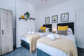 NEW Spacious Home Ideal for Groups Free Parking