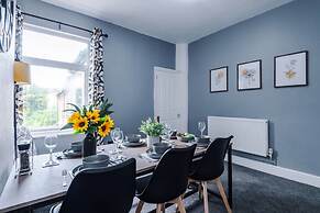 NEW Spacious Home Ideal for Groups Free Parking
