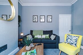 NEW Spacious Home Ideal for Groups Free Parking