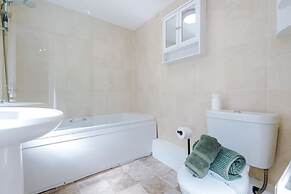 NEW Spacious Home Ideal for Groups Free Parking