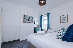 NEW Spacious Home Ideal for Groups Free Parking