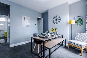NEW Spacious Home Ideal for Groups Free Parking