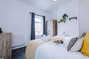NEW Spacious Home Ideal for Groups Free Parking