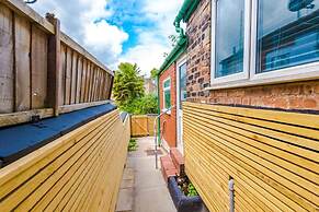 NEW Spacious Home Ideal for Groups Free Parking