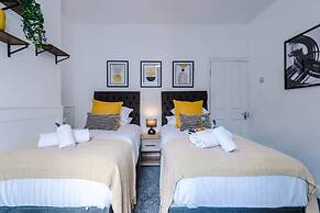 NEW Spacious Home Ideal for Groups Free Parking