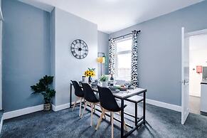 NEW Spacious Home Ideal for Groups Free Parking