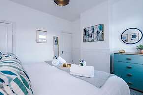 NEW Spacious Home Ideal for Groups Free Parking