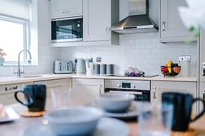 Stylish 3-bed City Centre Home Private Parking