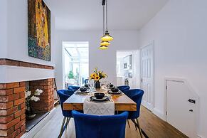 Stylish 3-bed City Centre Home Private Parking