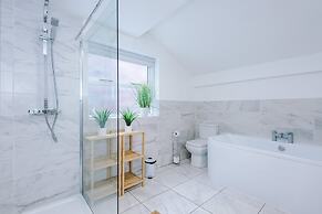 Stylish 3-bed City Centre Home Private Parking