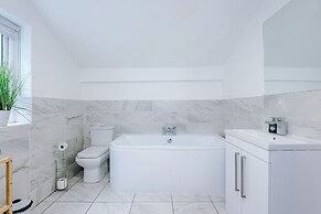 Stylish 3-bed City Centre Home Private Parking