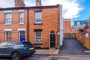 Stylish 3-bed City Centre Home Private Parking
