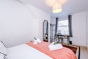 Stylish 3-bed City Centre Home Private Parking