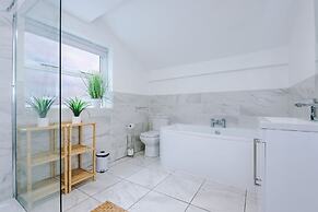 Stylish 3-bed City Centre Home Private Parking