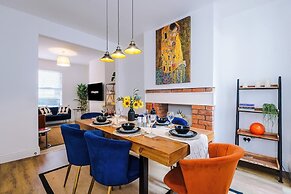 Stylish 3-bed City Centre Home Private Parking