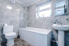 Spacious 3-bed Ideal for Long-term Business
