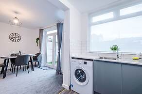 Spacious 3-bed Ideal for Long-term Business