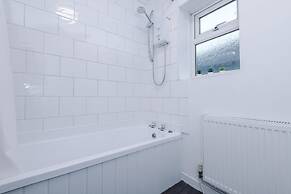 Spacious Home Ideal for Contractors Sleeps 7
