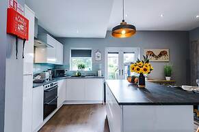 NEW Spacious Home Ideal for Groups Free Parking