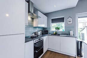 NEW Spacious Home Ideal for Groups Free Parking