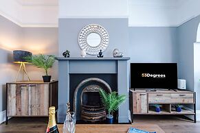 NEW Spacious Home Ideal for Groups Free Parking