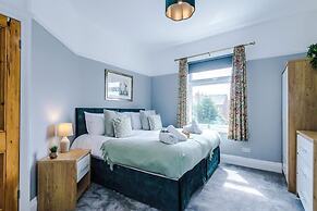 NEW Spacious Home Ideal for Groups Free Parking