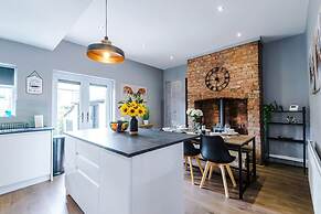NEW Spacious Home Ideal for Groups Free Parking