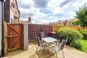 NEW Spacious Home Ideal for Groups Free Parking