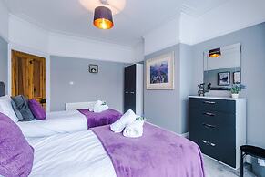 NEW Spacious Home Ideal for Groups Free Parking