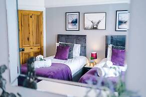 NEW Spacious Home Ideal for Groups Free Parking