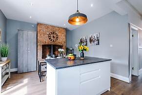 NEW Spacious Home Ideal for Groups Free Parking