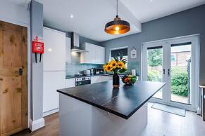 NEW Spacious Home Ideal for Groups Free Parking